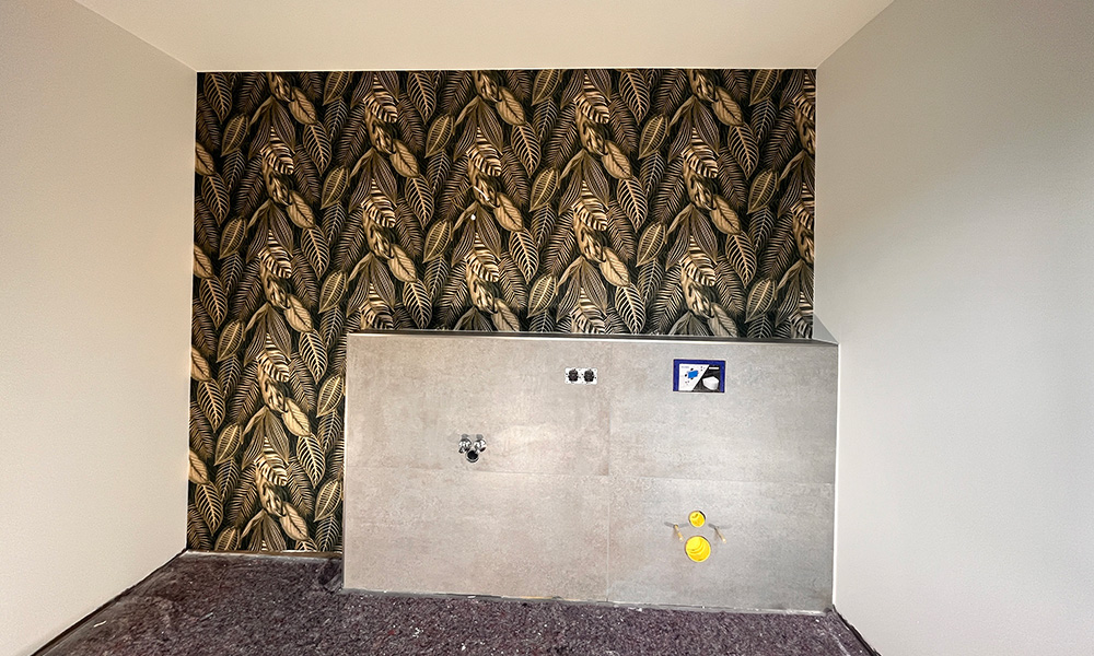 Eine frisch tapezierte Wand.