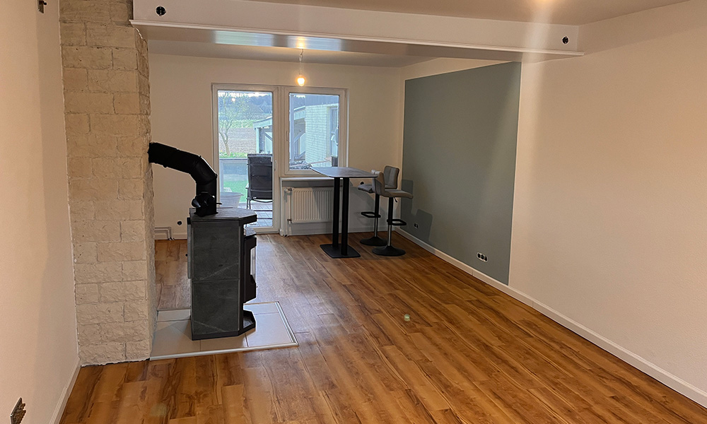 Ein Innenraum mit einem neuen Wandanstrich.